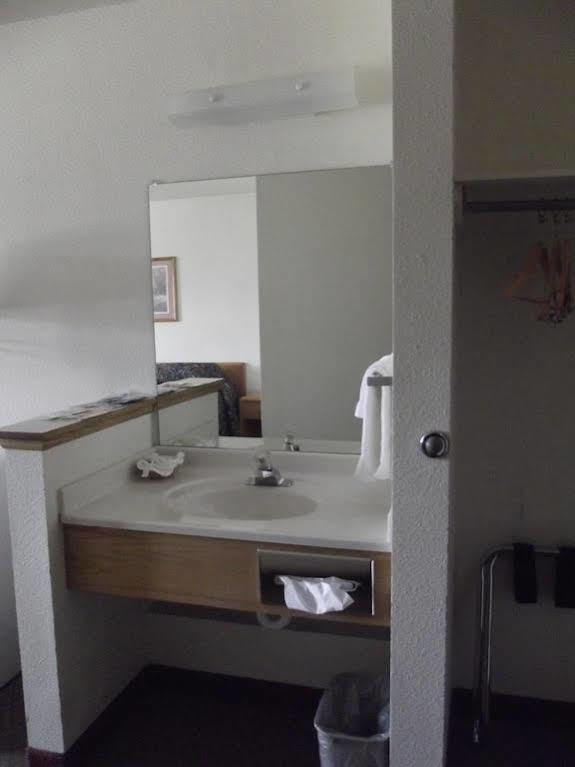 Super 8 By Wyndham Hotel